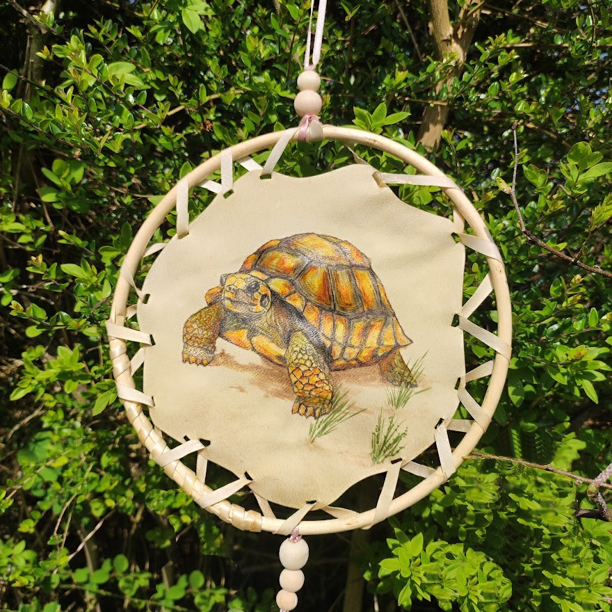 Mandala-Esprit Gardien peint sur peau de cerf – art vibratoire chamanique