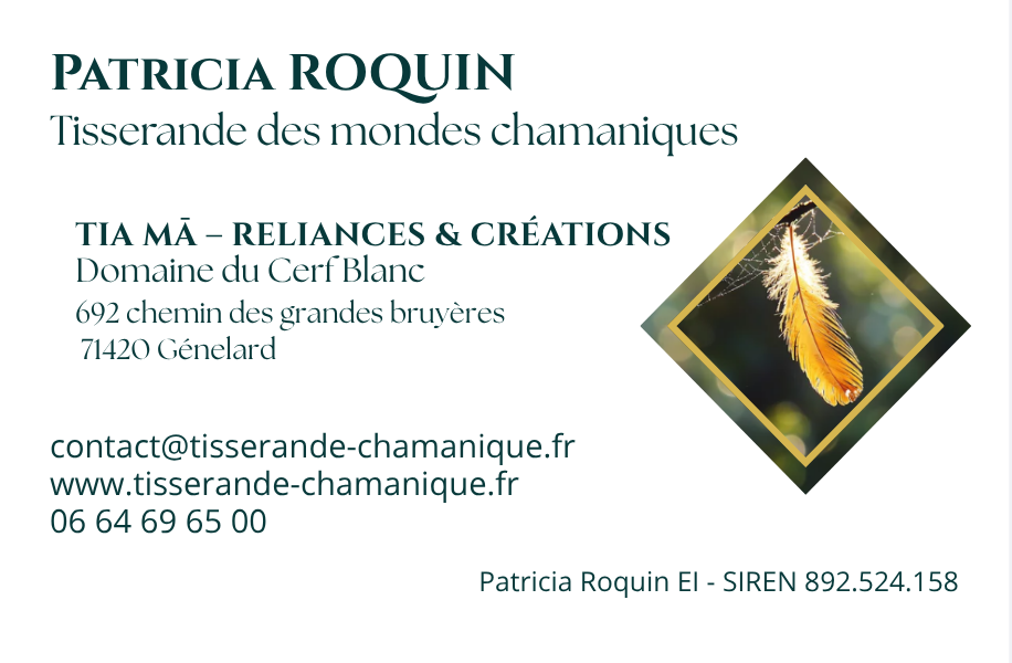 Carte de visite, texte promotionnel « Patricia Roquin » avec coordonnées et un symbole décoratif contenant une plume dorée.