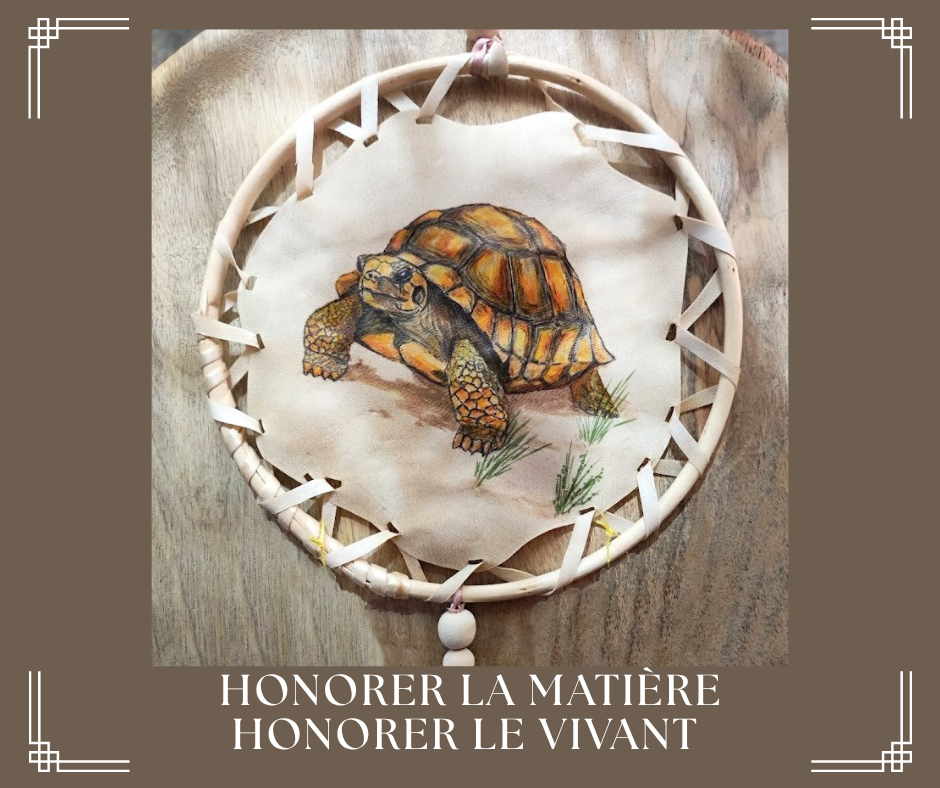 Peinture sur cuir d’une tortue, suspendu sur un fond en bois.