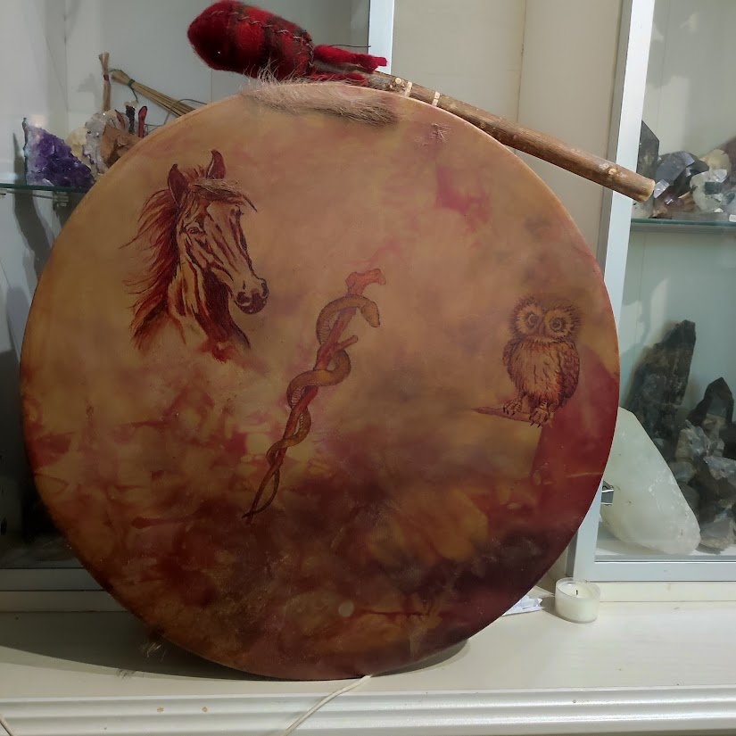 Tambour chamanique en peau, décoré d’un cheval, d’un serpent, d’une chouette, avec mailloche.