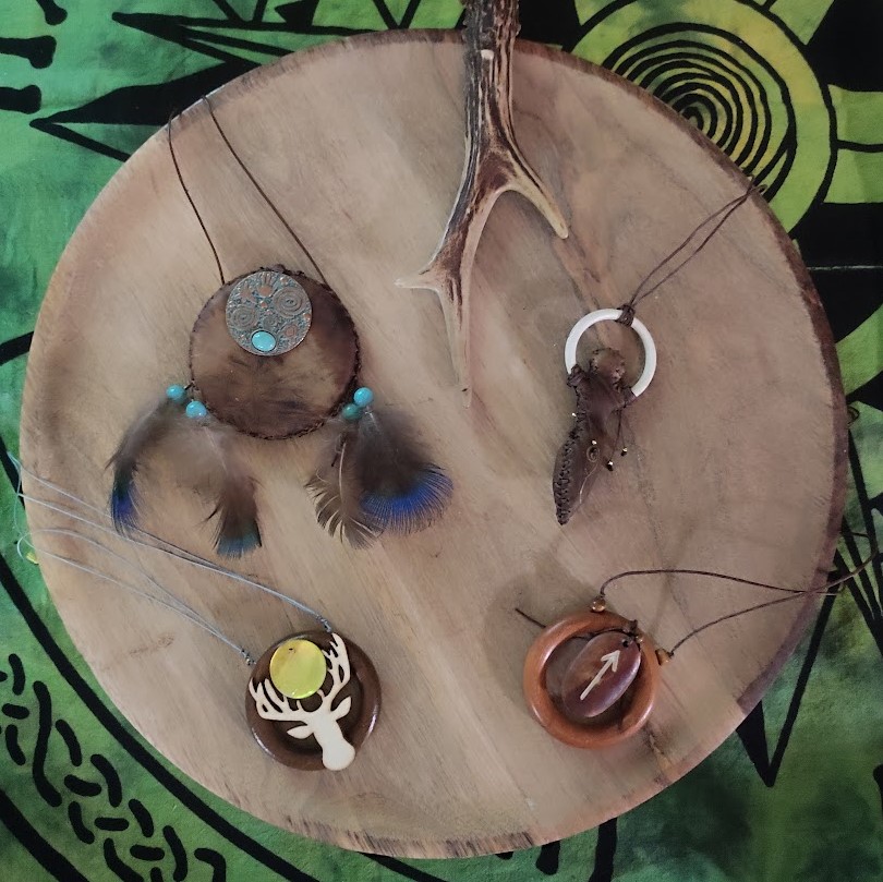 quatre bijoux pendentifs en cuir de cerf