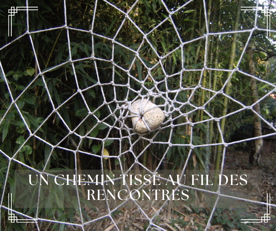 Peinture sur cuir d’une tortue, suspendu sur un fond en bois.